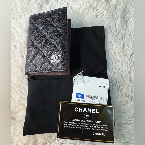 Price is firm NWT Chanel flip open card holder - Picture 3 of 9
